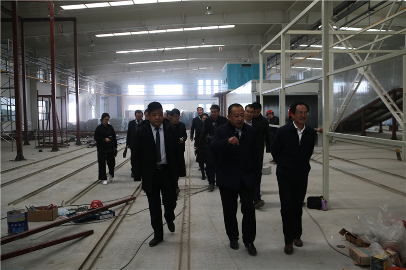 蘭州市委常委、新區(qū)黨工委書記楊建忠參觀考察工貿(mào)集團三廠建設情況