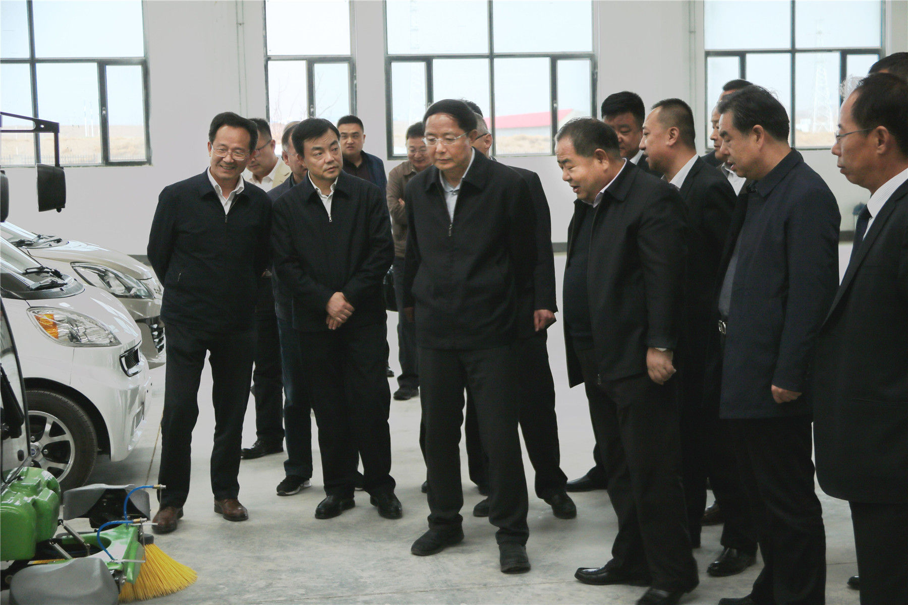 甘肅省政協(xié)主席、黨組書記歐陽堅一行蒞臨蘭州新區(qū)“亞太伊士頓電梯”廠、 “亞太新能源汽車”廠參觀考察！